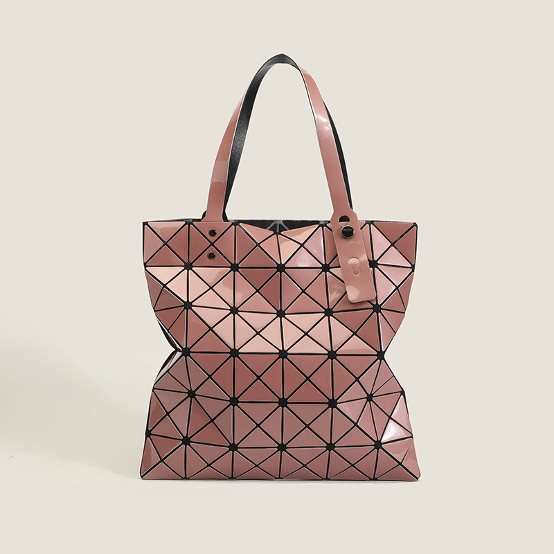 Ženska tote torba s geometrijskim quilt uzorkom, PU materijal, vertikalni kvadratni oblik, zatvaranje na zip, unutarnje pretince za telefon i ID s laminiranim džepom