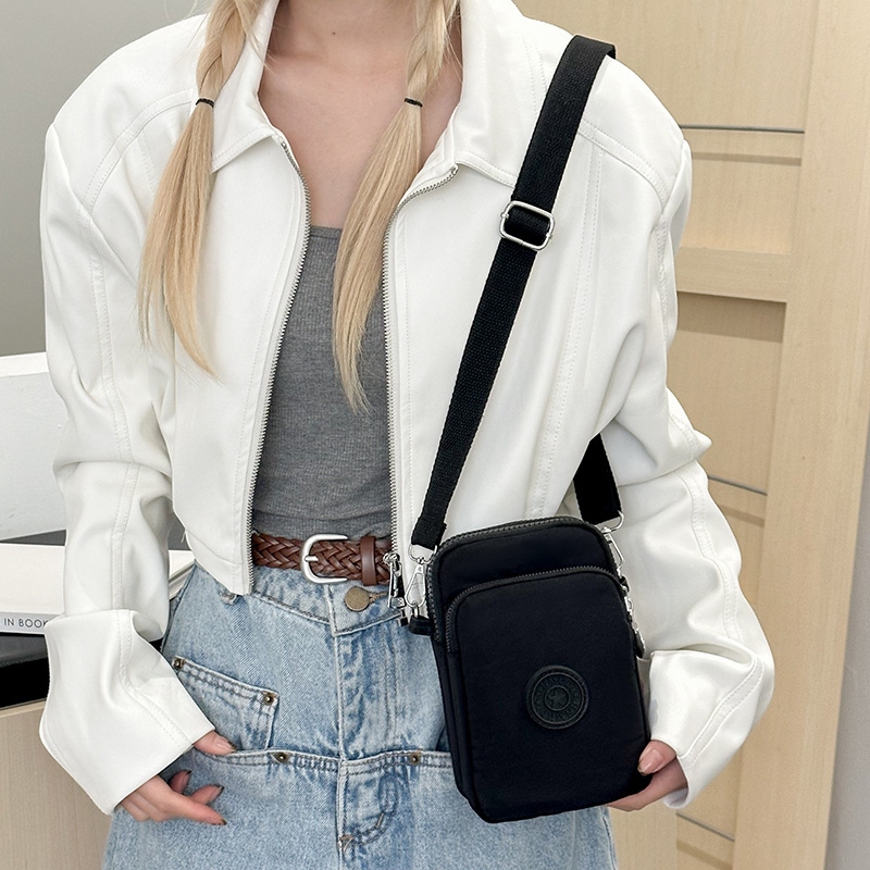 Ženska nylon torbica za telefon, crossbody stil, vertikalni kvadratni oblik, zatvarač, unutarnji džep s zatvaračem