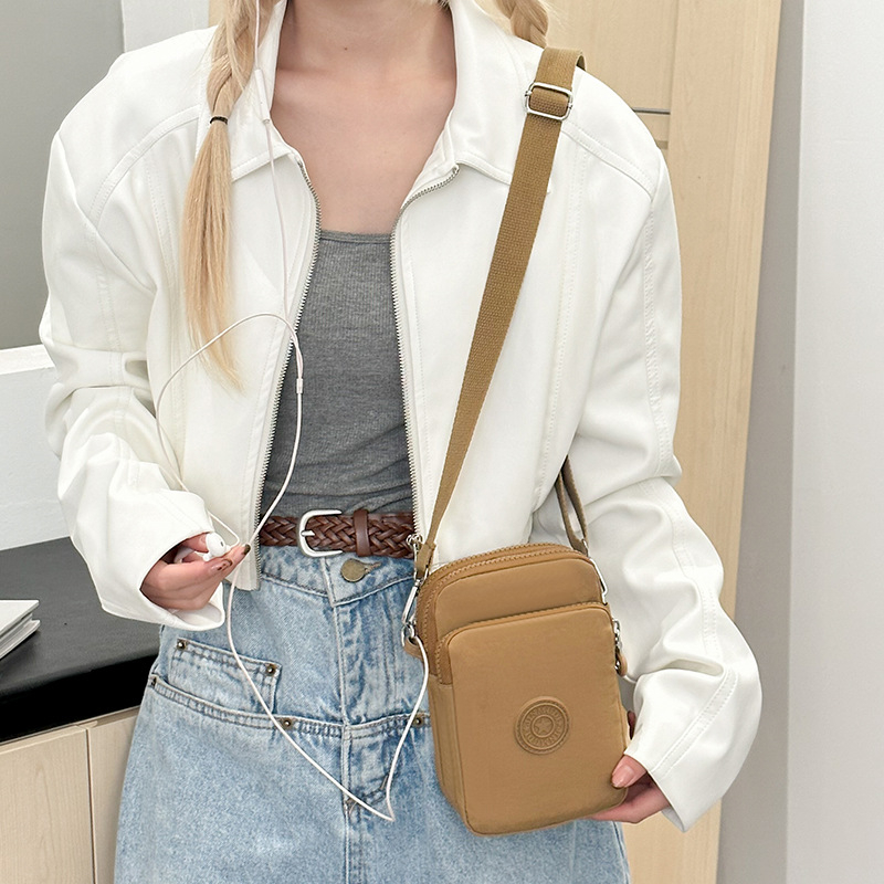 Ženska nylon torbica za telefon, crossbody stil, vertikalni kvadratni oblik, zatvarač, unutarnji džep s zatvaračem