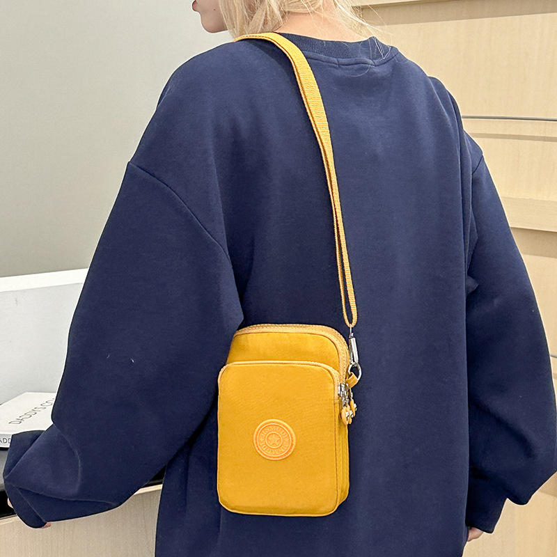 Ženska nylon torbica za telefon, crossbody stil, vertikalni kvadratni oblik, zatvarač, unutarnji džep s zatvaračem
