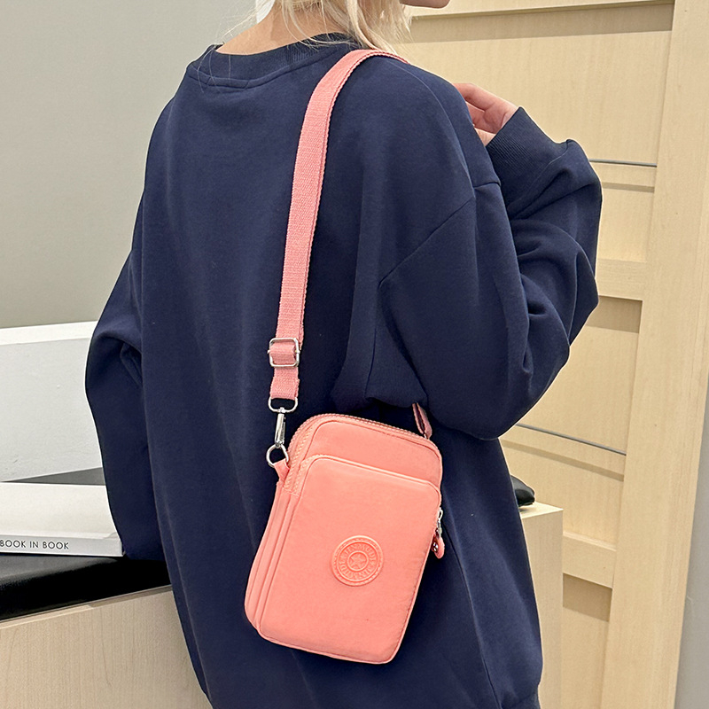 Ženska nylon torbica za telefon, crossbody stil, vertikalni kvadratni oblik, zatvarač, unutarnji džep s zatvaračem
