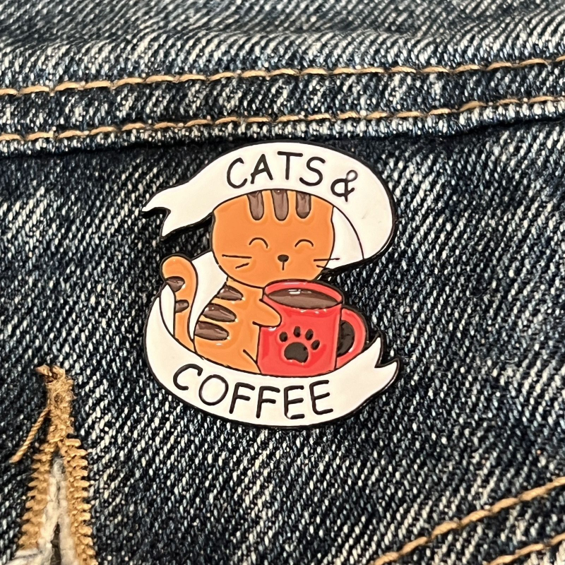 Broșă – Pisică desen animat drăguță din seria Cafe, insignă din aliaj pentru îmbrăcăminte, utilizare duală, stil proaspăt și dulce, Primăvara 2025