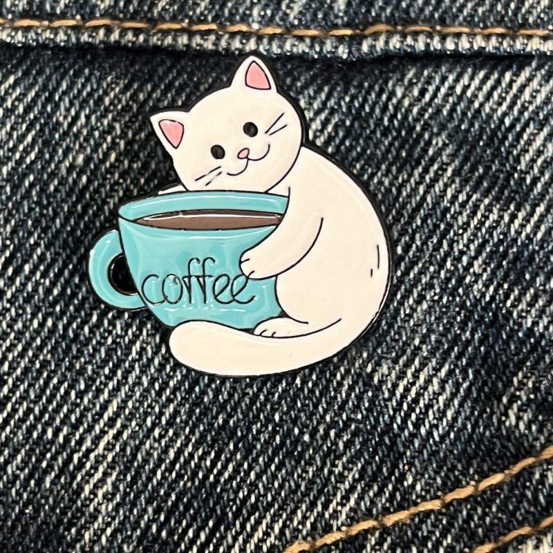 Broșă – Pisică desen animat drăguță din seria Cafe, insignă din aliaj pentru îmbrăcăminte, utilizare duală, stil proaspăt și dulce, Primăvara 2025