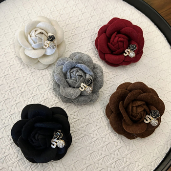 Broš od platna, cvjetni oblik, ručno izrađeno, dizajn s pet znakova kamelije, dekorativni unisex dodatak