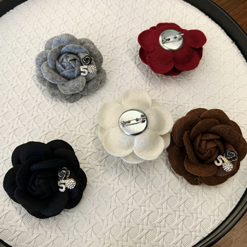 Broš od platna, cvjetni oblik, ručno izrađeno, dizajn s pet znakova kamelije, dekorativni unisex dodatak