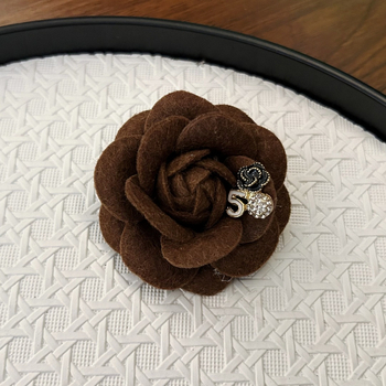 Broš od platna, cvjetni oblik, ručno izrađeno, dizajn s pet znakova kamelije, dekorativni unisex dodatak