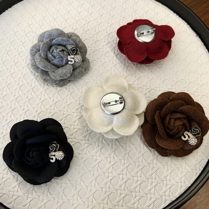 Broš od platna, cvjetni oblik, ručno izrađeno, dizajn s pet znakova kamelije, dekorativni unisex dodatak