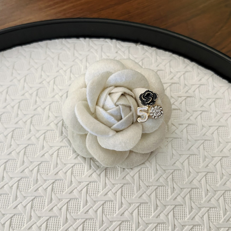 Broš od platna, cvjetni oblik, ručno izrađeno, dizajn s pet znakova kamelije, dekorativni unisex dodatak