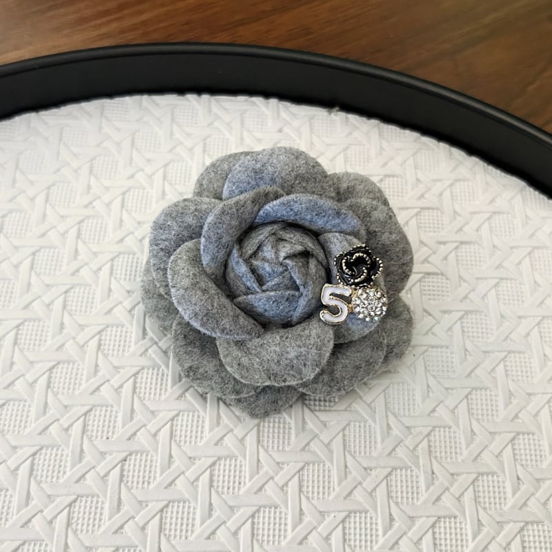 Broš od platna, cvjetni oblik, ručno izrađeno, dizajn s pet znakova kamelije, dekorativni unisex dodatak