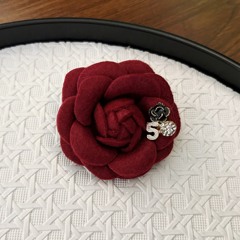 Broš od platna, cvjetni oblik, ručno izrađeno, dizajn s pet znakova kamelije, dekorativni unisex dodatak
