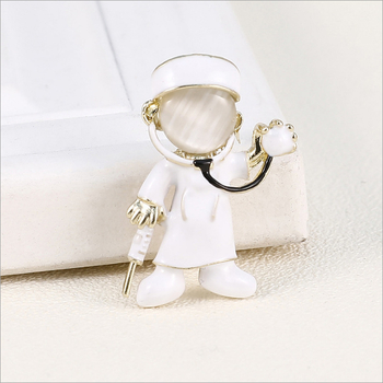 Isia Medicinski broš – Kameno mačje oko, Premaz kap ulja, Legura, Crtani stil, Unisex, Za medicinske sestre i doktore, Jesen 2024