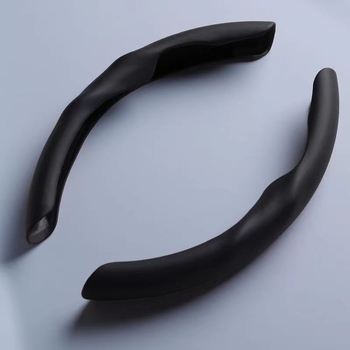 Autó kormányvédő huzat, egyszerű stílus, műbőr felület, minden évszakban használható, univerzális felszerelés, kompatibil a legtöbb márkával.