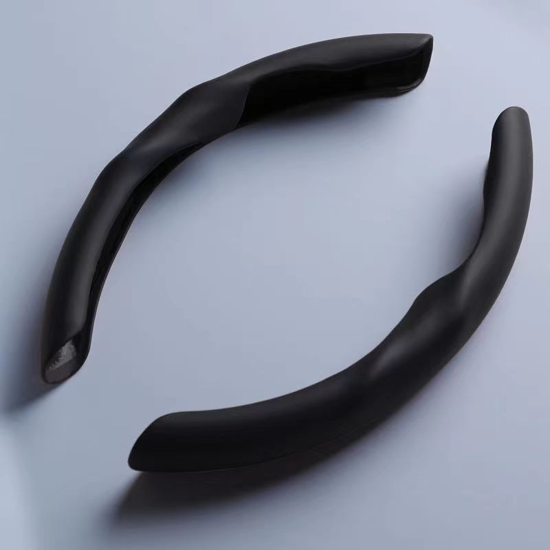 Autó kormányvédő huzat, egyszerű stílus, műbőr felület, minden évszakban használható, univerzális felszerelés, kompatibil a legtöbb márkával.