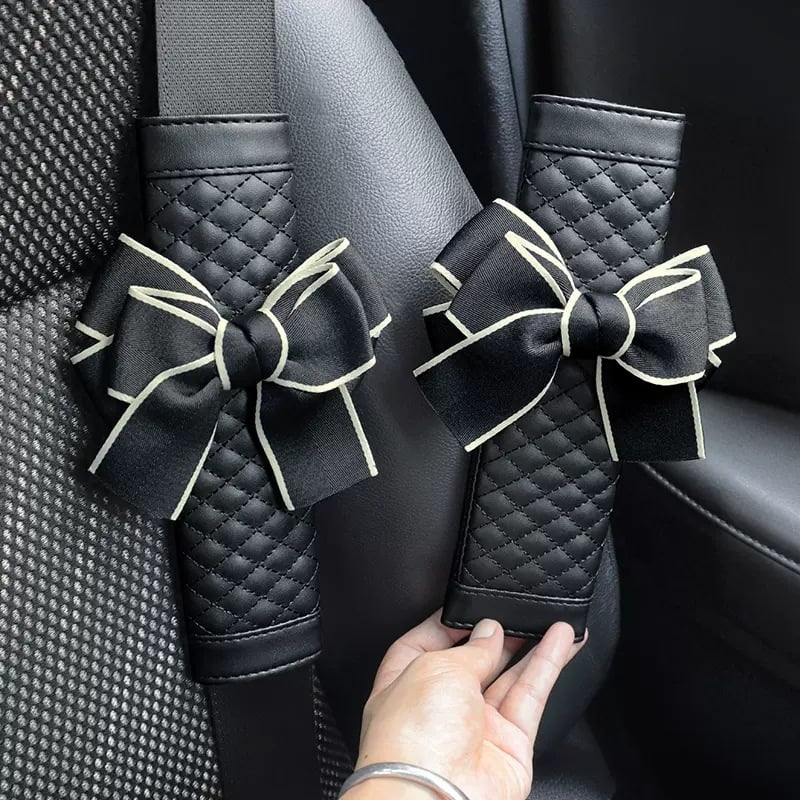 Κάλυμμα ζώνης ασφαλείας αυτοκινήτου με φιόγκο — δερμάτινο και ύφασμα διακοσμητικό μαξιλάρι εσωτερικού χώρου