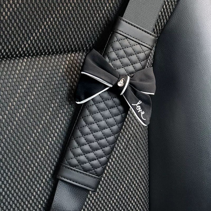 Κάλυμμα ζώνης ασφαλείας αυτοκινήτου με φιόγκο — δερμάτινο και ύφασμα διακοσμητικό μαξιλάρι εσωτερικού χώρου