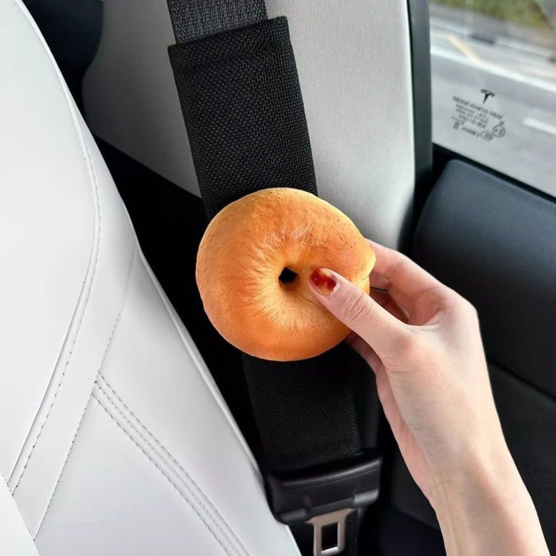 Auto sigurnosni jastučić za ramenski pojas s dizajnom bagela, PU materijal, 120 g, dekorativni dodatak, poklon za rođendan i blagdane