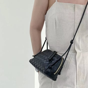 Geantă din piele naturală, design țesut din piele de miel, formă orizontală pătrată, deschidere acoperită, buzunar intern cu fermoar