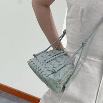 Geantă din piele naturală, design țesut din piele de miel, formă orizontală pătrată, deschidere acoperită, buzunar intern cu fermoar