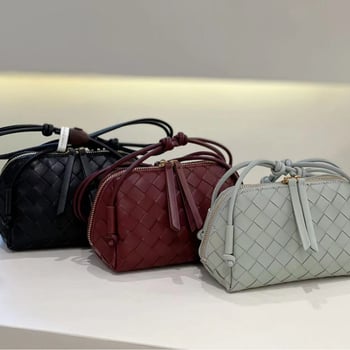 Geantă din piele naturală, design țesut din piele de miel, formă orizontală pătrată, deschidere acoperită, buzunar intern cu fermoar