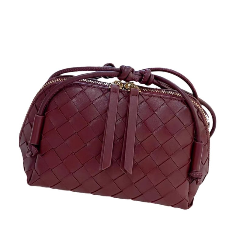 Geantă din piele naturală, design țesut din piele de miel, formă orizontală pătrată, deschidere acoperită, buzunar intern cu fermoar