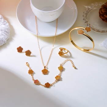 Női ékszerszett – cink ötvözet, elektroplakálás, O-formájú lánc, ötlevelű lóhere motívum, tartalmaz fülbevalókat, nyakláncot és karkötőket (5 darabos készlet)