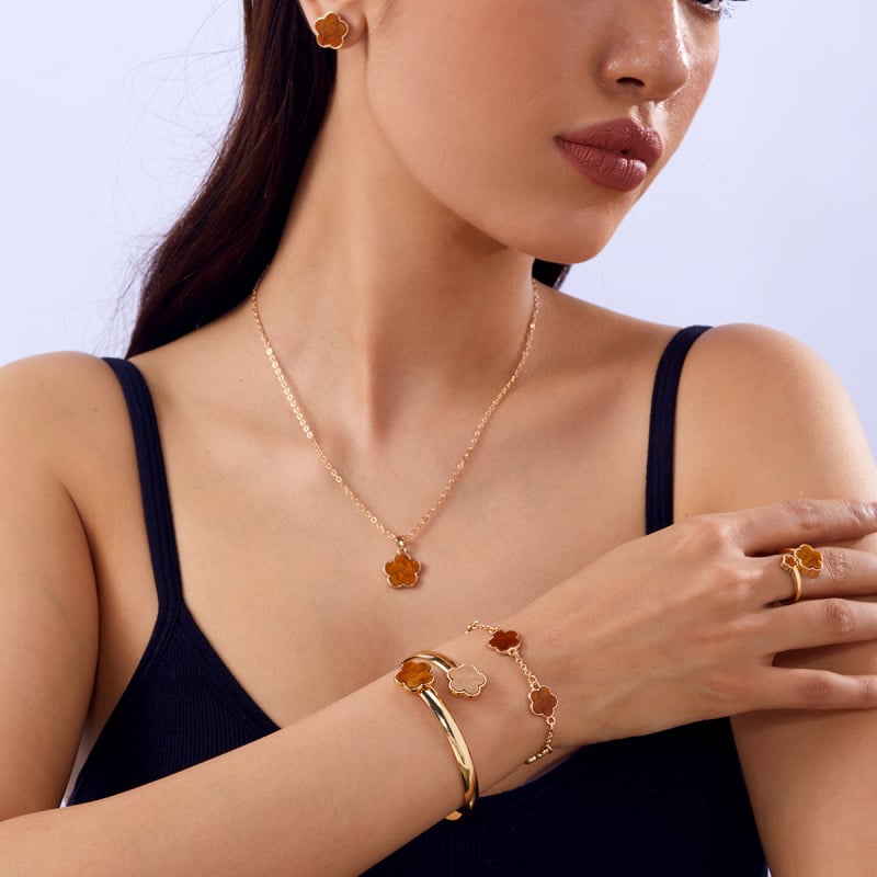 Női ékszerszett – cink ötvözet, elektroplakálás, O-formájú lánc, ötlevelű lóhere motívum, tartalmaz fülbevalókat, nyakláncot és karkötőket (5 darabos készlet)