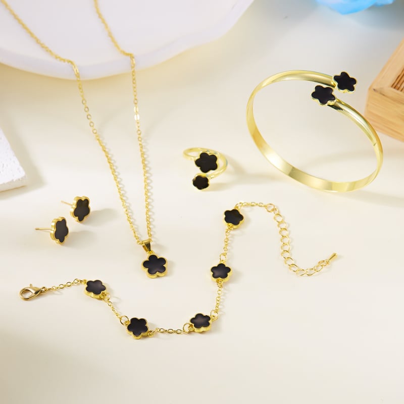 Női ékszerszett – cink ötvözet, elektroplakálás, O-formájú lánc, ötlevelű lóhere motívum, tartalmaz fülbevalókat, nyakláncot és karkötőket (5 darabos készlet)