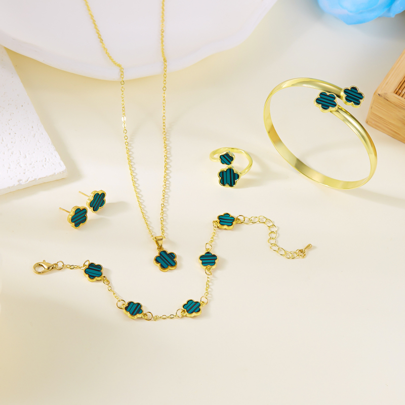 Női ékszerszett – cink ötvözet, elektroplakálás, O-formájú lánc, ötlevelű lóhere motívum, tartalmaz fülbevalókat, nyakláncot és karkötőket (5 darabos készlet)