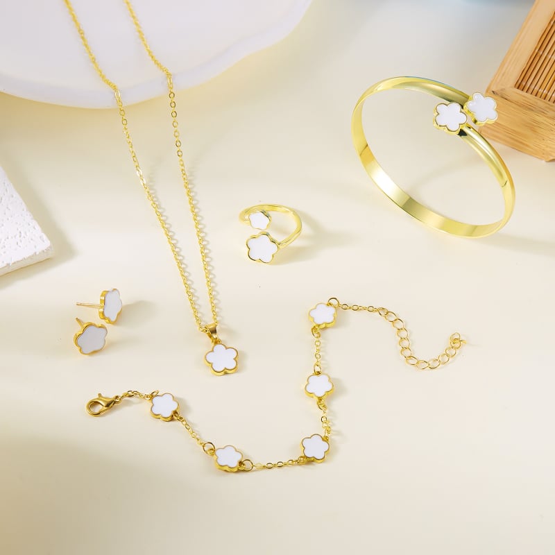 Női ékszerszett – cink ötvözet, elektroplakálás, O-formájú lánc, ötlevelű lóhere motívum, tartalmaz fülbevalókat, nyakláncot és karkötőket (5 darabos készlet)