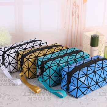 PVC anyagú kozmetikai táska geometriai mintával, belső cipzáras zsebbel, nylon bélés, hordozható clutch