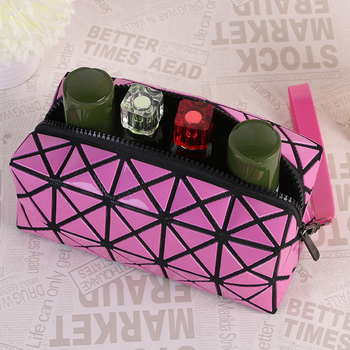 PVC anyagú kozmetikai táska geometriai mintával, belső cipzáras zsebbel, nylon bélés, hordozható clutch