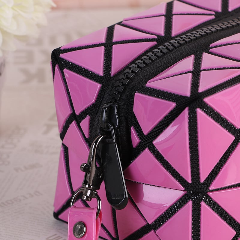 PVC anyagú kozmetikai táska geometriai mintával, belső cipzáras zsebbel, nylon bélés, hordozható clutch