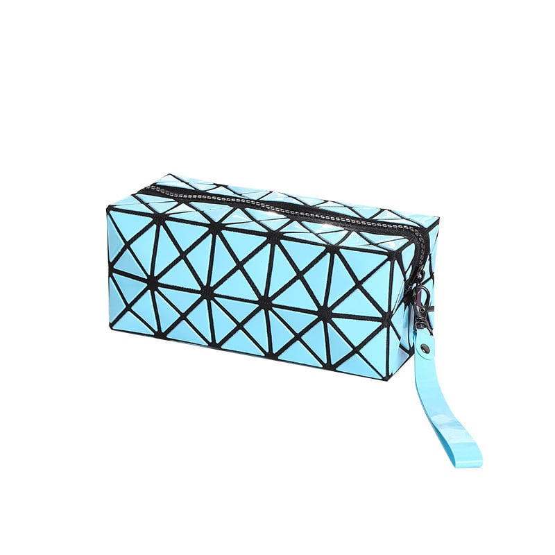 PVC anyagú kozmetikai táska geometriai mintával, belső cipzáras zsebbel, nylon bélés, hordozható clutch