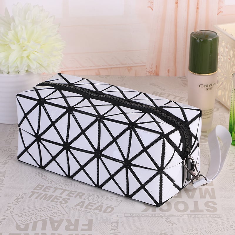 PVC anyagú kozmetikai táska geometriai mintával, belső cipzáras zsebbel, nylon bélés, hordozható clutch