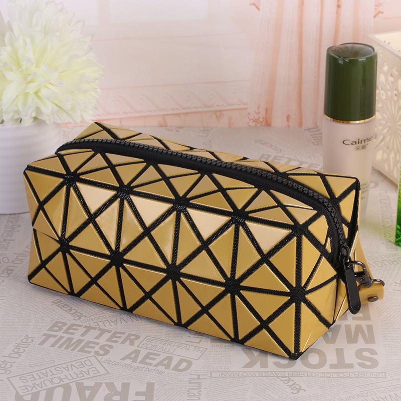 PVC anyagú kozmetikai táska geometriai mintával, belső cipzáras zsebbel, nylon bélés, hordozható clutch