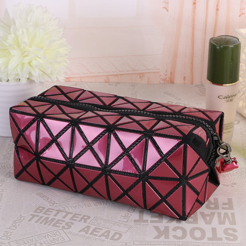 PVC anyagú kozmetikai táska geometriai mintával, belső cipzáras zsebbel, nylon bélés, hordozható clutch