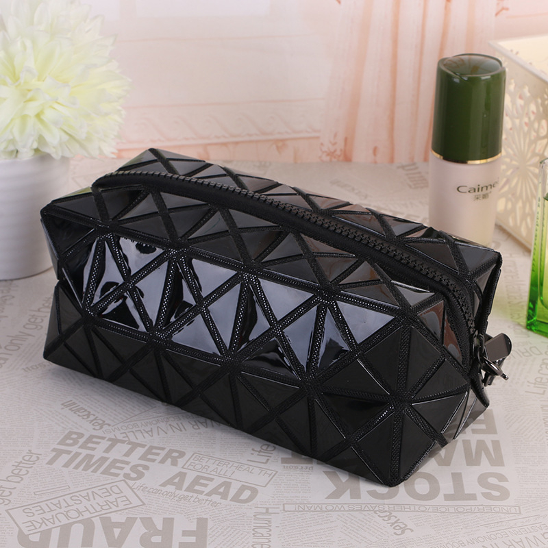 PVC anyagú kozmetikai táska geometriai mintával, belső cipzáras zsebbel, nylon bélés, hordozható clutch