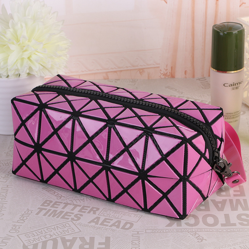 PVC anyagú kozmetikai táska geometriai mintával, belső cipzáras zsebbel, nylon bélés, hordozható clutch