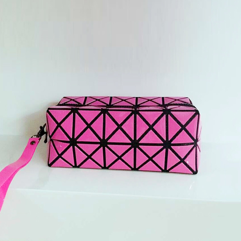 PVC anyagú kozmetikai táska geometriai mintával, belső cipzáras zsebbel, nylon bélés, hordozható clutch
