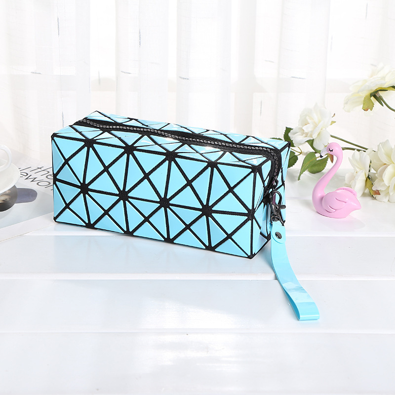 PVC anyagú kozmetikai táska geometriai mintával, belső cipzáras zsebbel, nylon bélés, hordozható clutch