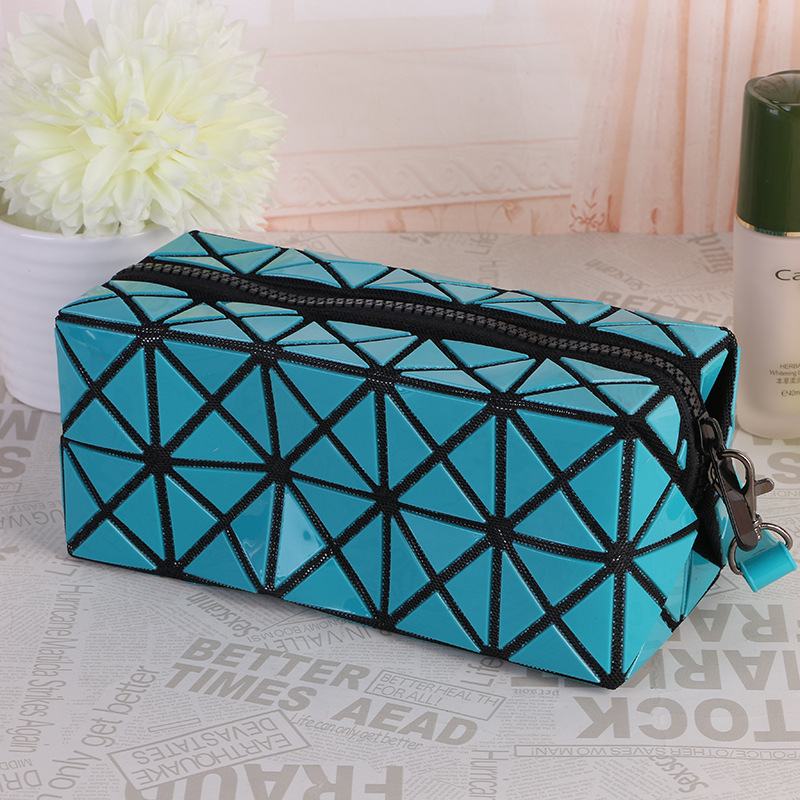 PVC anyagú kozmetikai táska geometriai mintával, belső cipzáras zsebbel, nylon bélés, hordozható clutch