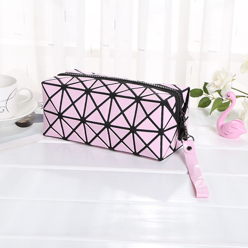 PVC anyagú kozmetikai táska geometriai mintával, belső cipzáras zsebbel, nylon bélés, hordozható clutch