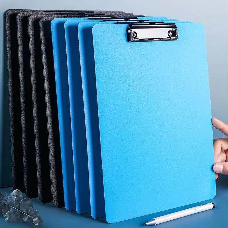 Файлова папка с четири подсилени плочи, пластмасова щипка и картонена подложка за писане за документи и сметки
