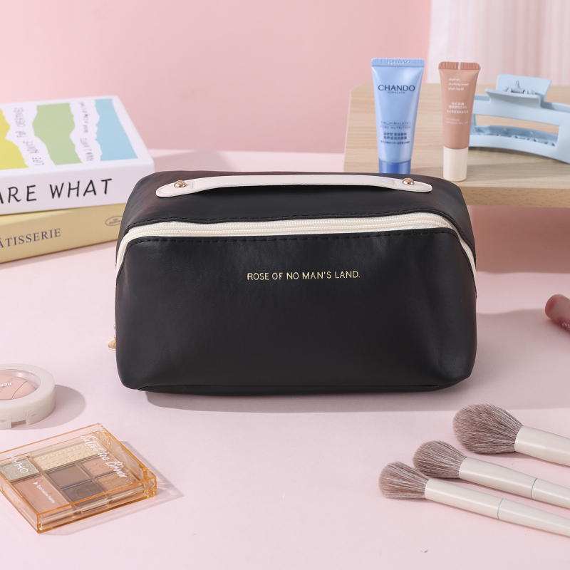 Козметична чанта за пътуване - голям капацитет, водоустойчива, разделяне сухо/мокро, износоустойчива (PVC материал; буквен принт; подплата полиестер)