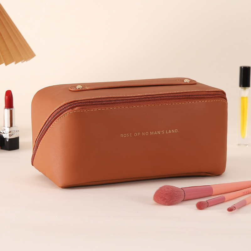 Козметична чанта за пътуване - голям капацитет, водоустойчива, разделяне сухо/мокро, износоустойчива (PVC материал; буквен принт; подплата полиестер)