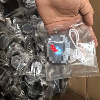 Nothing digitális iránytű kültéren – kiemelkedő pontosság, Minecraft téma, műanyag test, modern minimalista stílus