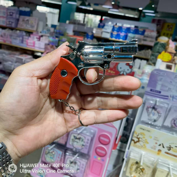 Pistol de jucărie multifuncțional cu LED, laser infraroșu și pandantiv compas; construcție din plastic, pentru 14+ ani, interactiv