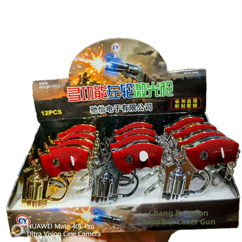 Viacfunkčná hračková pištoľ s LED osvetlením, infračerveným laserom a príveskom s kompasom; plastová konštrukcia, od 14 rokov, interaktívna hračka