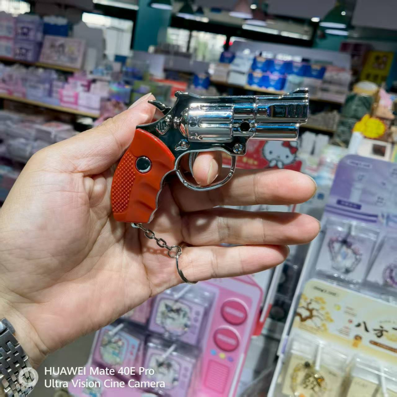 Pistol de jucărie multifuncțional cu LED, laser infraroșu și pandantiv compas; construcție din plastic, pentru 14+ ani, interactiv