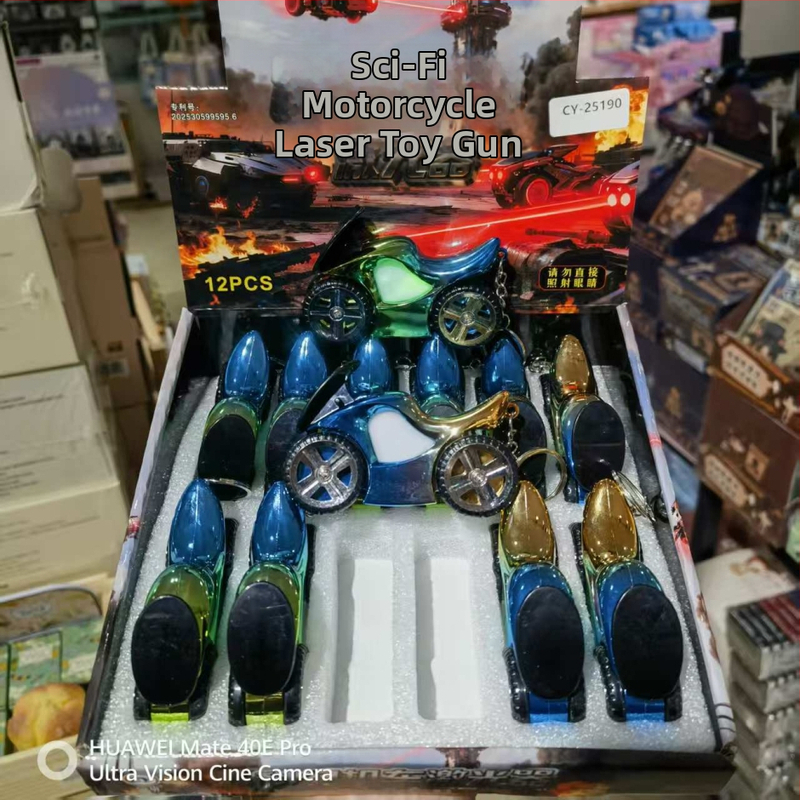 Viacfunkčná hračková pištoľ s LED osvetlením, infračerveným laserom a príveskom s kompasom; plastová konštrukcia, od 14 rokov, interaktívna hračka